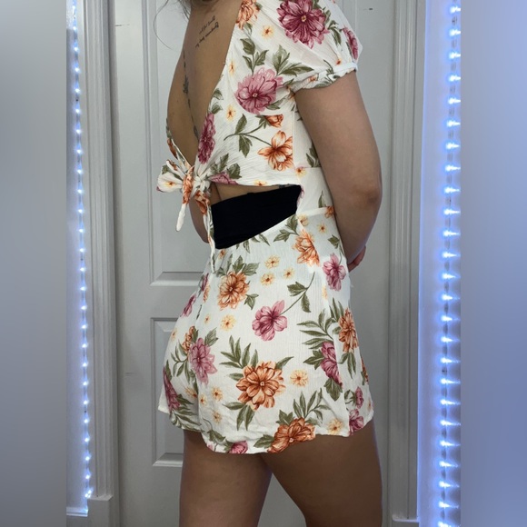 Backless floral romper - Picture 2 of 3